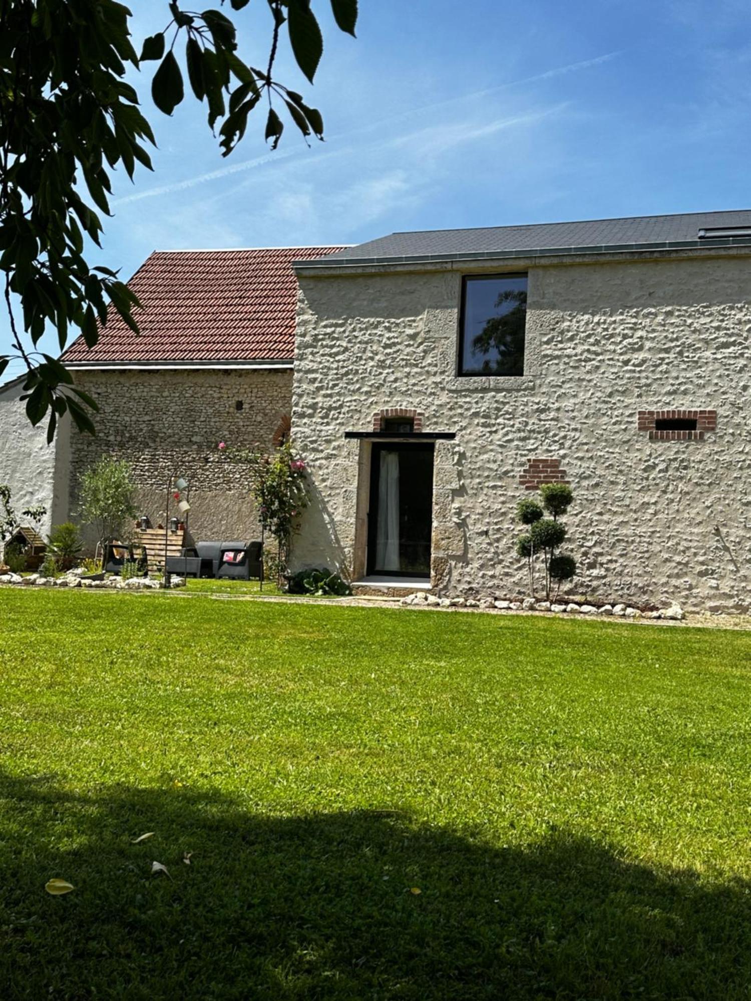 Gite Du Chat Roux La Chapelle-Saint-Martin-en-Plaine Eksteriør bilde